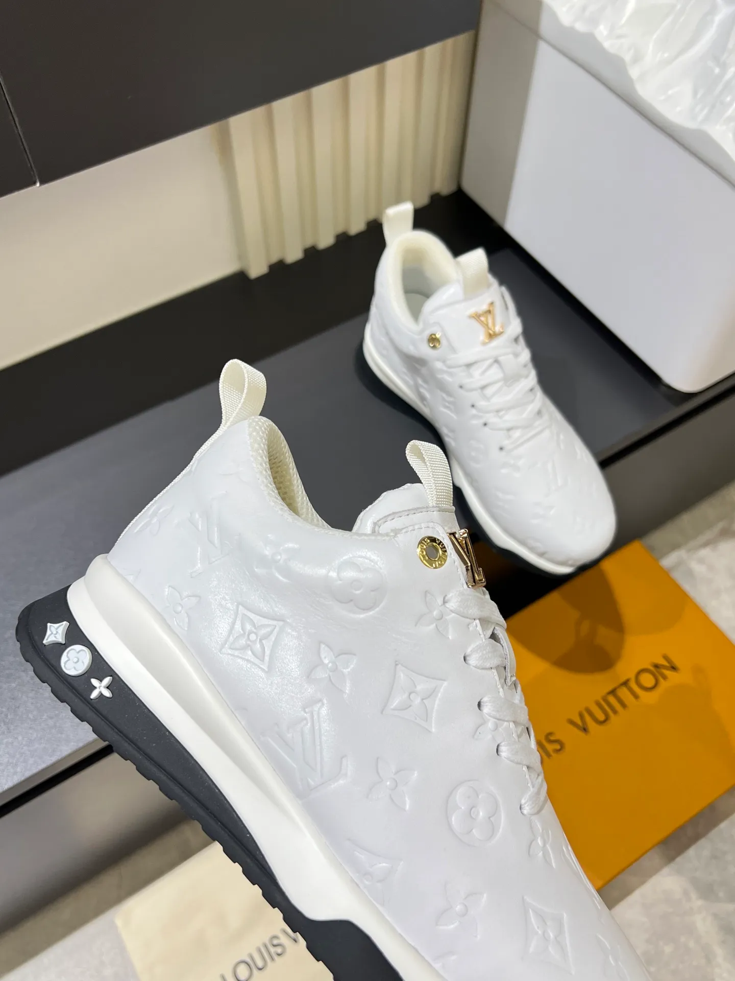 p520 "LOUI* VUITTO*" popular men's casual shoes, genuine development in Italy💯purchasing level quality✔️The upper is made of first-layer cowhide, comfortable and soft sheepskin feet⚡️Fashionable and versatile, the toe last shape is firm and full, and the soles are made from original LV molds and can be freely entered and exited the counter. Light and comfortable on the feet~Purely handmade, details determine quality! Size:39-44!